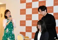 　ヘアセットのワンポイントレッスンの様子を見守る高橋真麻（左）＝クレアージュ東京エイジングケアクリニック