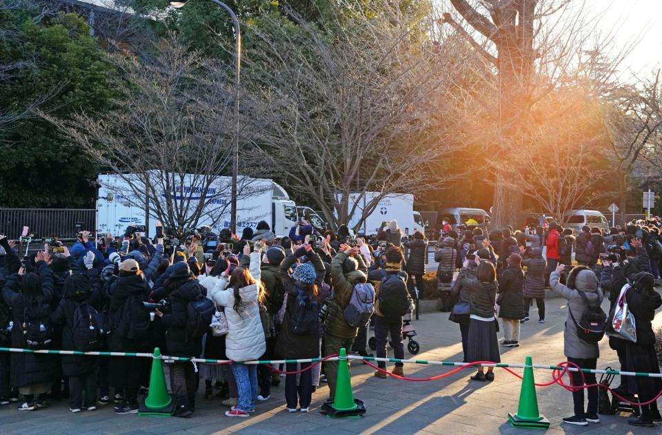 　大勢の人に見送られ、上野動物園を出発するシャンシャンを乗せたトラック