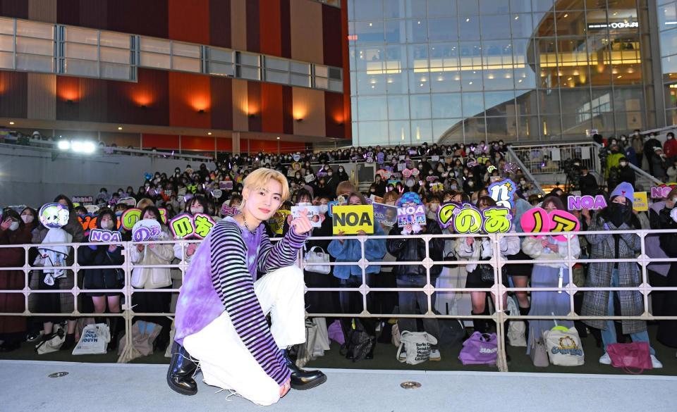 　集まったファンと一緒に記念撮影するＮＯＡ（撮影・三好信也）