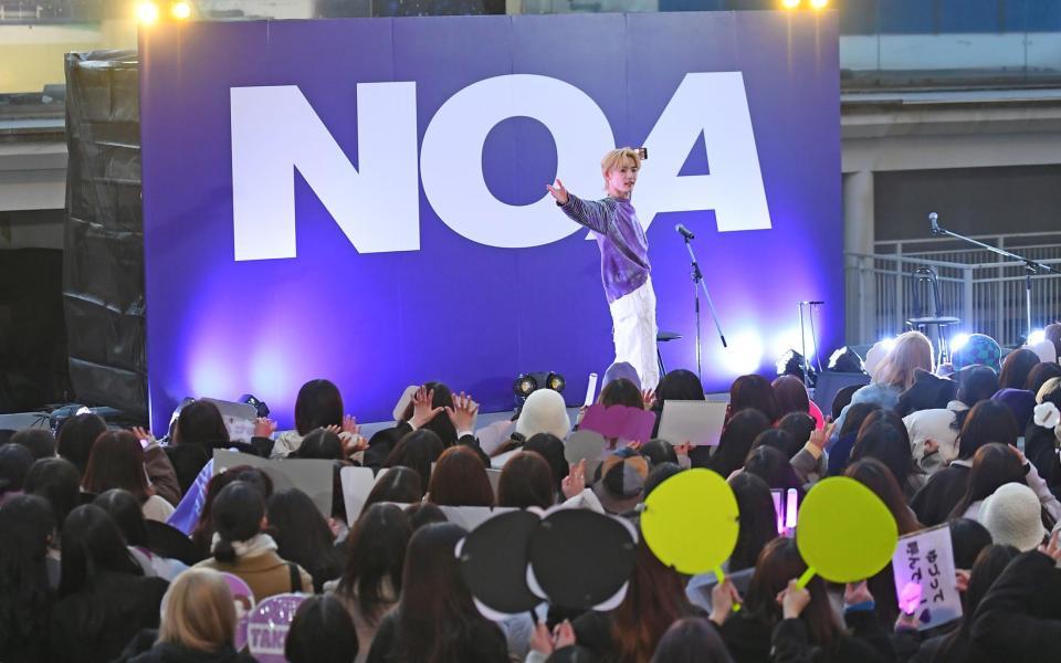 　ファンと一緒に記念撮影するＮＯＡ（撮影・三好信也）