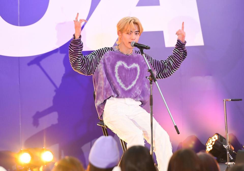 集まったファンに歌のプレゼントをするＮＯＡ（撮影・三好信也）