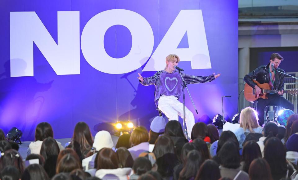 集まったファンに歌のプレゼントをするＮＯＡ（撮影・三好信也）