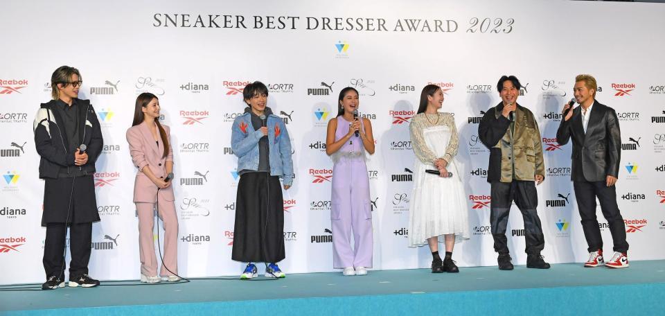 　スニーカー談義で盛り上がる受賞者（左から）トップクリエイター部門・コムドット　やまと、タレント部門・ダレノガレ明美、俳優部門・宮世琉弥、モデル部門・池田美優、女優部門・横田真悠、特別賞・山下健二郎、アーティスト部門・ＳＷＡＹ（撮影・三好信也）