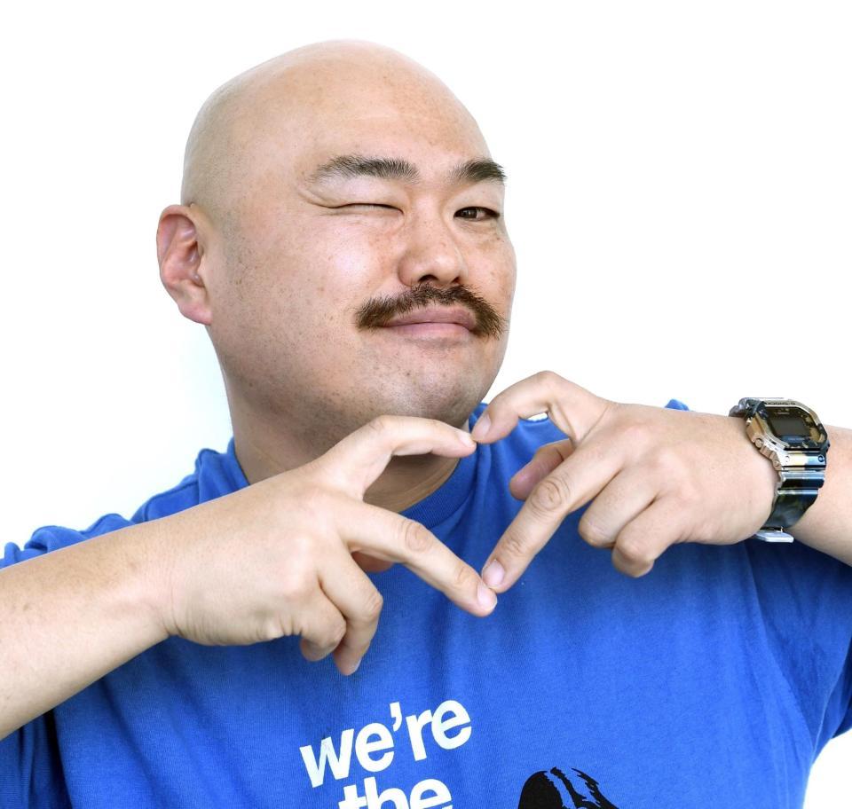 　ハートマークで幸せオーラ全開のクロちゃん（撮影・園田高夫）