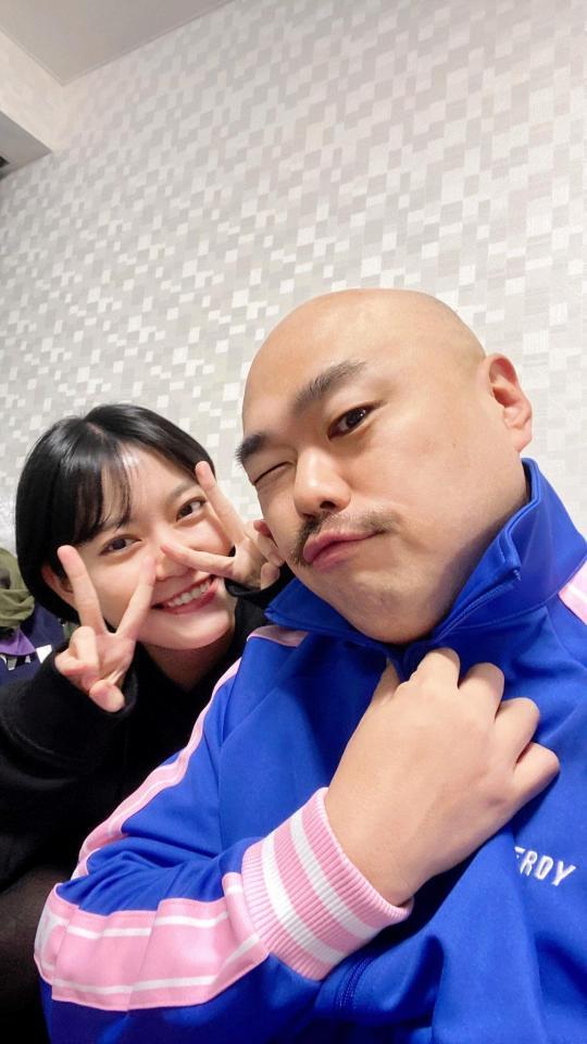 　２０歳年下の彼女・リチ（左）と過ごす毎日を満喫するクロちゃん（本人のツイッターから）