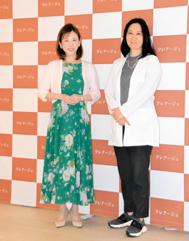 　クレアージュ東京エイジングケアクリニック「産後抜け毛に関するトークセッションイベント」に登場した、高橋真麻（左）と浜中聡子総院長＝クレアージュ東京エイジングケアクリニック