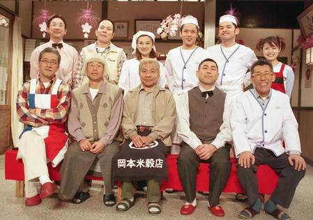 　「大阪ほんわかテレビ」の会見に出席した笑福亭笑瓶さん（右端）＝２００１年４月