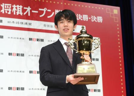 　優勝杯を手にする藤井聡太竜王（撮影・堀内翔）