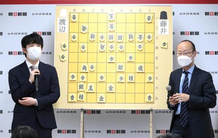 　大盤解説で決勝を振り返る藤井聡太竜王、渡辺明名人（右）＝撮影・堀内翔