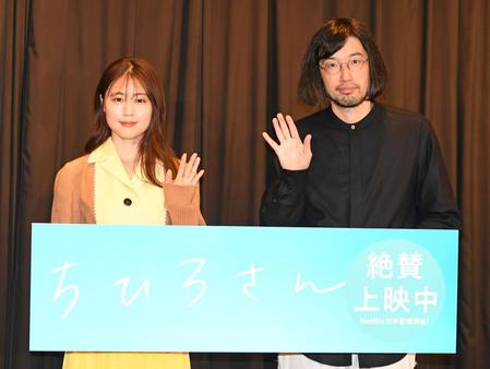 　舞台あいさつに登場した有村架純（左）と今泉力哉監督館（撮影・三好信也）