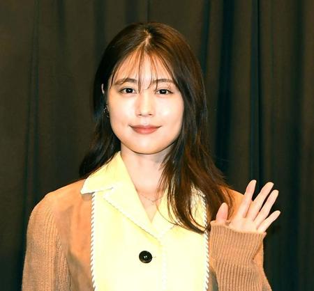 　笑顔で手を振る有村架純（撮影・三好信也）