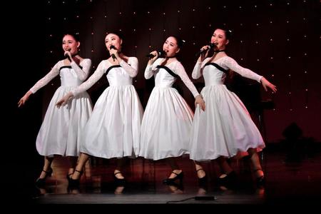 　宝塚音楽学校「第１０９期文化祭」で歌を披露する坂元南月さん（左）ら＝宝塚バウホール
