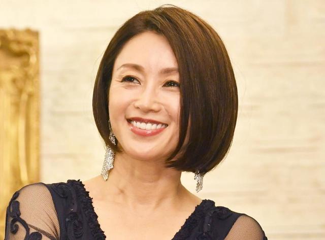 酒井法子 ５２歳の奇跡！黒ドレス姿に「美しすぎる」「めちゃ綺麗」の ...