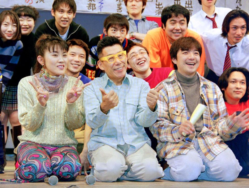 　山田邦子（左）、彦摩呂（右）らと笑顔でポーズを作る笑福亭笑瓶さん＝１９９７年１２月