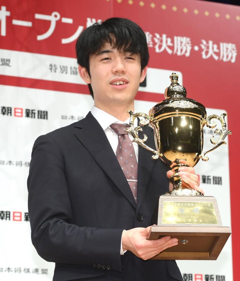 　優勝杯を手にする藤井聡太竜王（撮影・堀内翔）