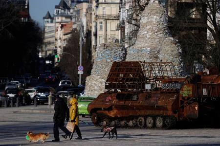 　ロシア軍の軍用車両や戦車が展示されているウクライナの首都キーウ中心部の広場。後方の銅像は土のうが積まれ守られていた（共同）