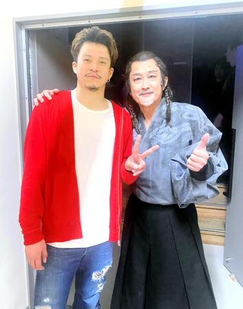 　大千秋楽を迎えて笑顔で肩を組む吉田鋼太郎（右）と小栗旬