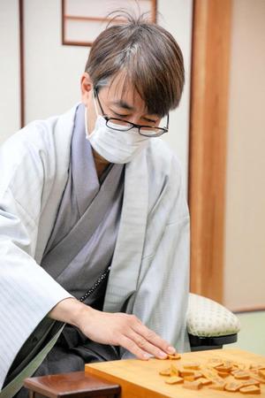 　対局再開時の羽生善治九段＝日本将棋連盟提供