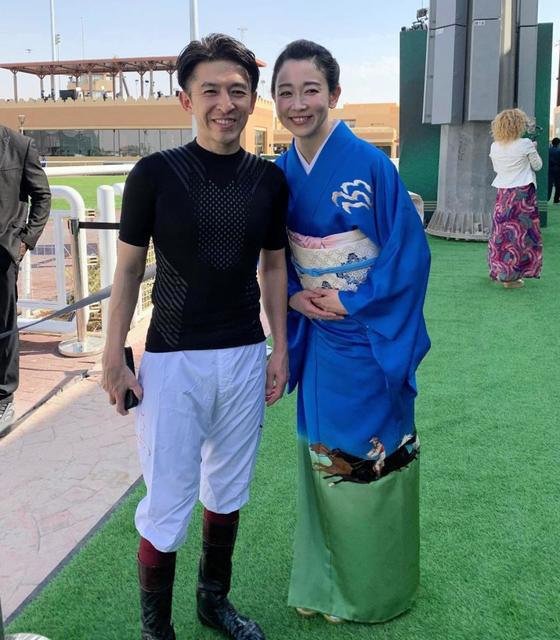 【写真】「ジョッキーの妻を引退」の松尾アナ　物凄い競馬柄の着物で有終美