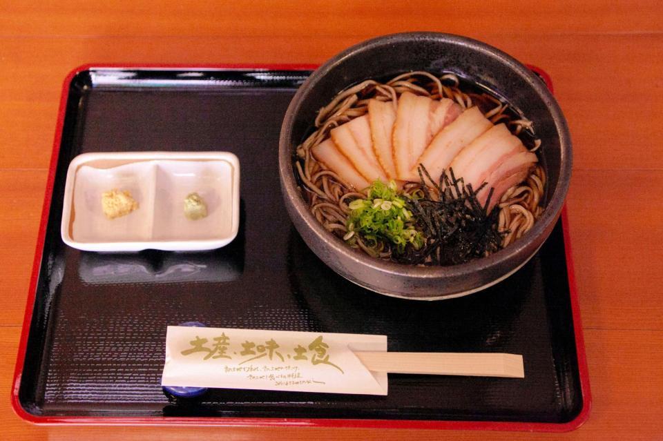 　藤井聡太王将が昼食に選んだ「おおち山くじら猪肉そば」＝日本将棋連盟提供 