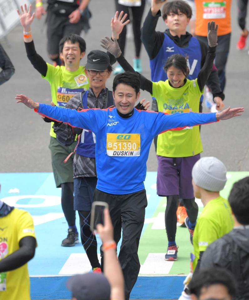　フィニッシュする毎日放送・河田直也アナウンサー（撮影・北村雅宏）