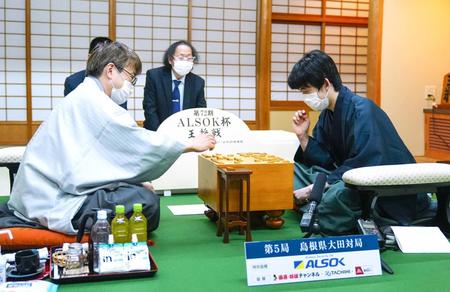 　感想戦で対局を振り返る藤井聡太王将（右）と羽生善治九段（代表撮影）