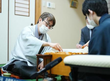 　防衛に王手をかけた藤井聡太王将（右）と羽生善治九段（代表撮影）