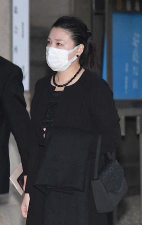 　弔問に訪れた島崎和歌子（撮影・棚橋慶太）