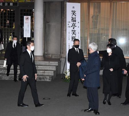 　式場を後にする（左から）山口良一、深沢邦之、風見しんご、清水国明、小島奈津子（撮影・棚橋慶太）