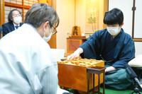 　感想戦で対局を振り返る藤井聡太王将。左は羽生善治九段（代表撮影）