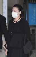 　弔問に訪れた島崎和歌子（撮影・棚橋慶太）