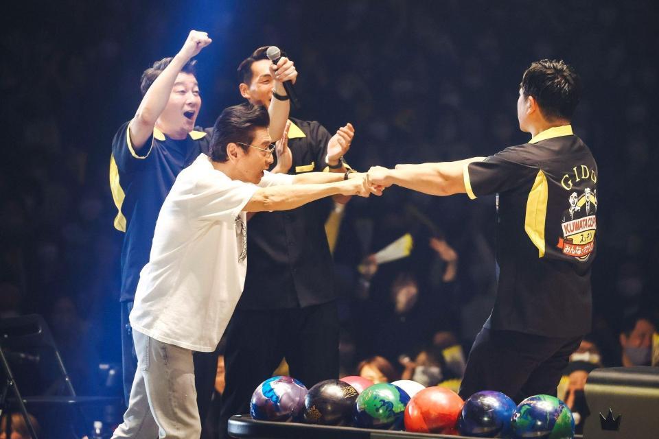 　「ＫＵＷＡＴＡ　ＣＵＰ　２０２２→２３」決勝大会で行われたエキシビションでチームメートとグータッチをする桑田佳祐（手前左）