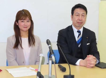 　米山隆一衆院議員（右）と会見する小林礼奈