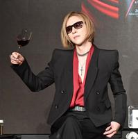 　ワインを手にするＹＯＳＨＩＫＩ（撮影・佐々木彰尚）