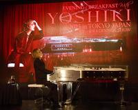 　新曲を披露するＹＯＳＨＩＫＩ（撮影・佐々木彰尚）