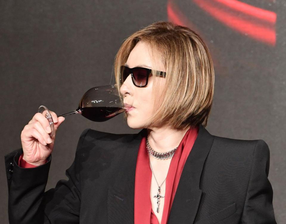 　ワインを飲むＹＯＳＨＩＫＩ（撮影・佐々木彰尚）