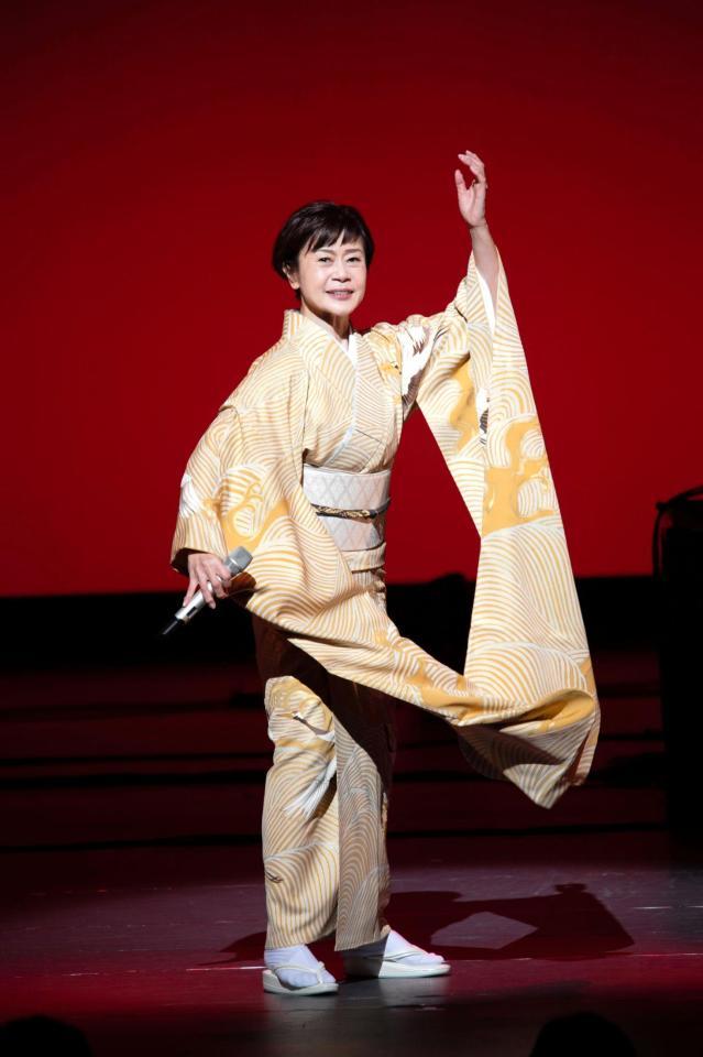 　熱唱する神野美伽