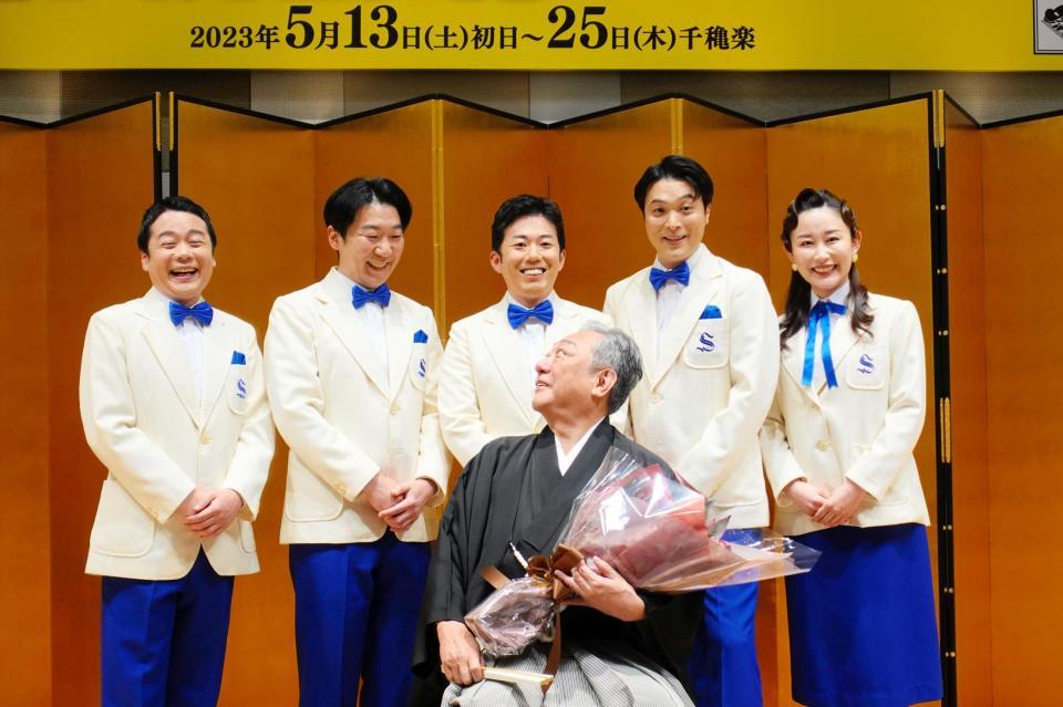 　「松竹新喜劇　五月新緑公演」製作発表会見に出席した渋谷天外（前列）と（後列左から）曽我廼家桃太郎、曽我廼家一蝶、藤山扇治郎、渋谷天笑、曽我廼家いろは