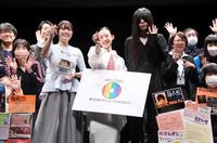 　ＣＤショップ店員たちに祝福される羊文学の（左から）河西ゆりか、塩塚モエカ、フクダヒロア