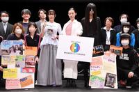 　ＣＤショップの店員と笑顔で記念写真に納まる羊文学（左から）河西ゆりか、塩塚モエカ、フクダヒロア＝東京・渋谷ストリームホール（撮影・棚橋慶太）