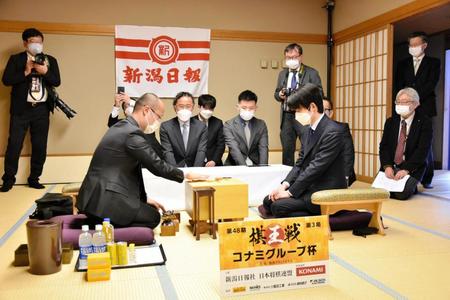 　前日検分を行った藤井聡太竜王（右）と渡辺明棋王＝日本将棋連盟提供
