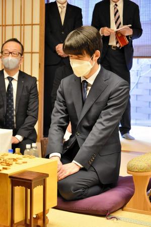　前日検分を行った藤井聡太竜王＝日本将棋連盟提供