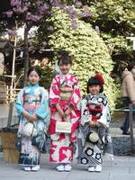 　「雛祭りの祈願」を終えて笑顔の（左から）志水心音、浅田芭路、永尾柚乃
