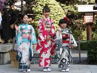 　「雛祭りの祈願」を終えて笑顔で手を振る（左から）志水心音、浅田芭路、永尾柚乃