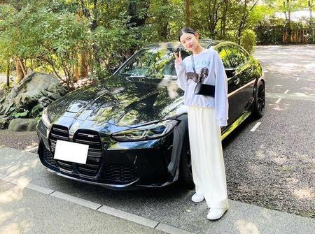 　愛車の「Ｍ３」とポーズを決める古畑星夏