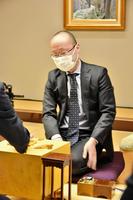 　前日検分を行った渡辺明棋王＝日本将棋連盟提供