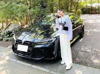 　愛車の「Ｍ３」とポーズを決める古畑星夏