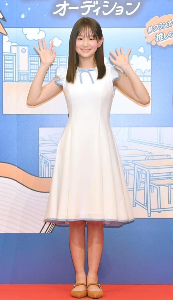 　緊張気味に手を振る小田愛結（撮影・佐々木彰尚）