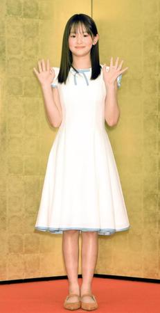 　緊張気味に手を振る小田愛結