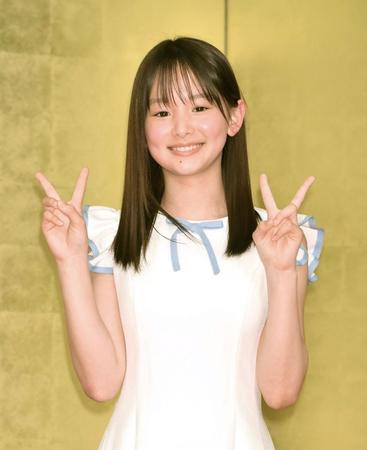 　初々しくポーズをする小田愛結